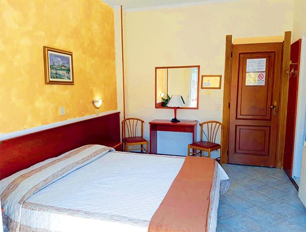 Hotel Capri Диано Марина Екстериор снимка