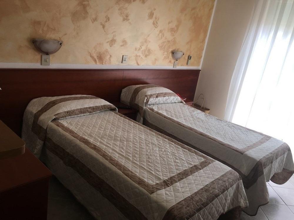 Hotel Capri Диано Марина Екстериор снимка