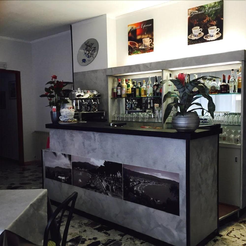 Hotel Capri Диано Марина Екстериор снимка