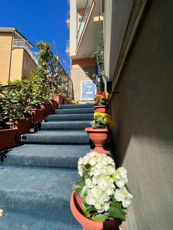 Hotel Capri Диано Марина Екстериор снимка
