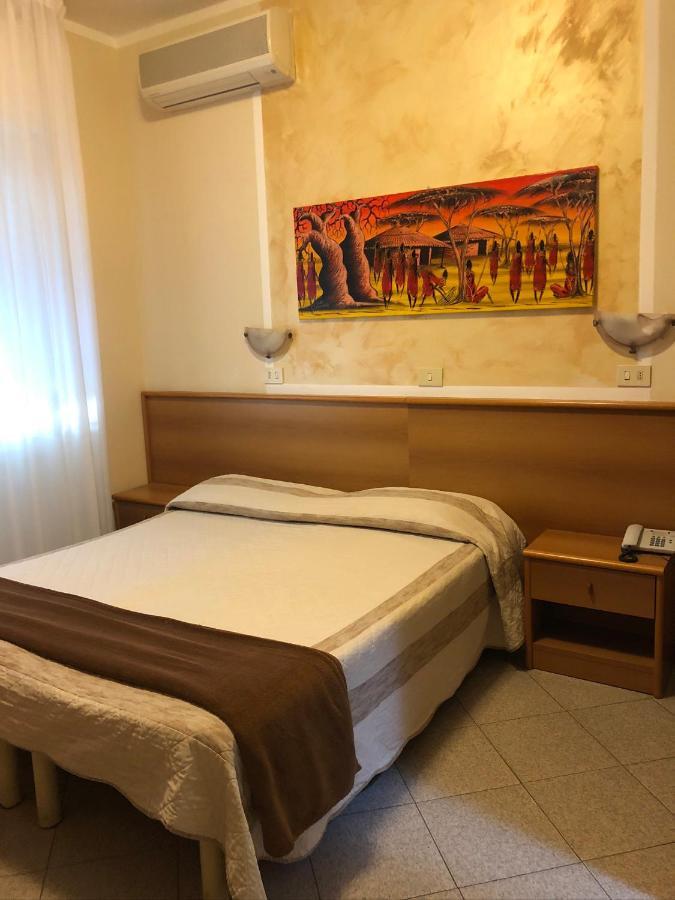 Hotel Capri Диано Марина Екстериор снимка