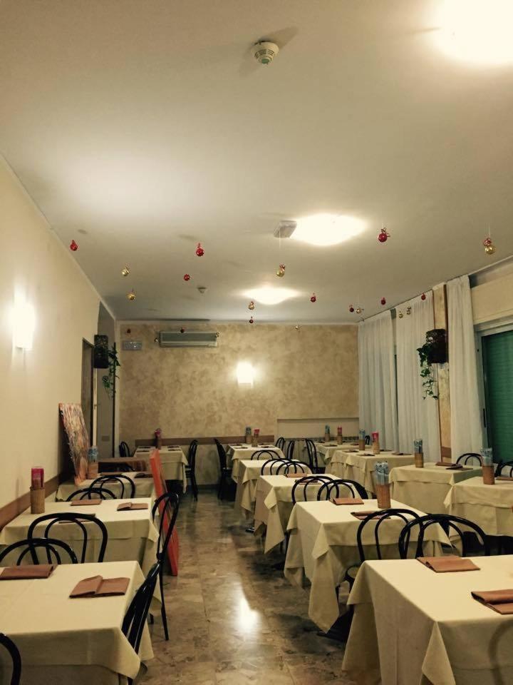Hotel Capri Диано Марина Екстериор снимка