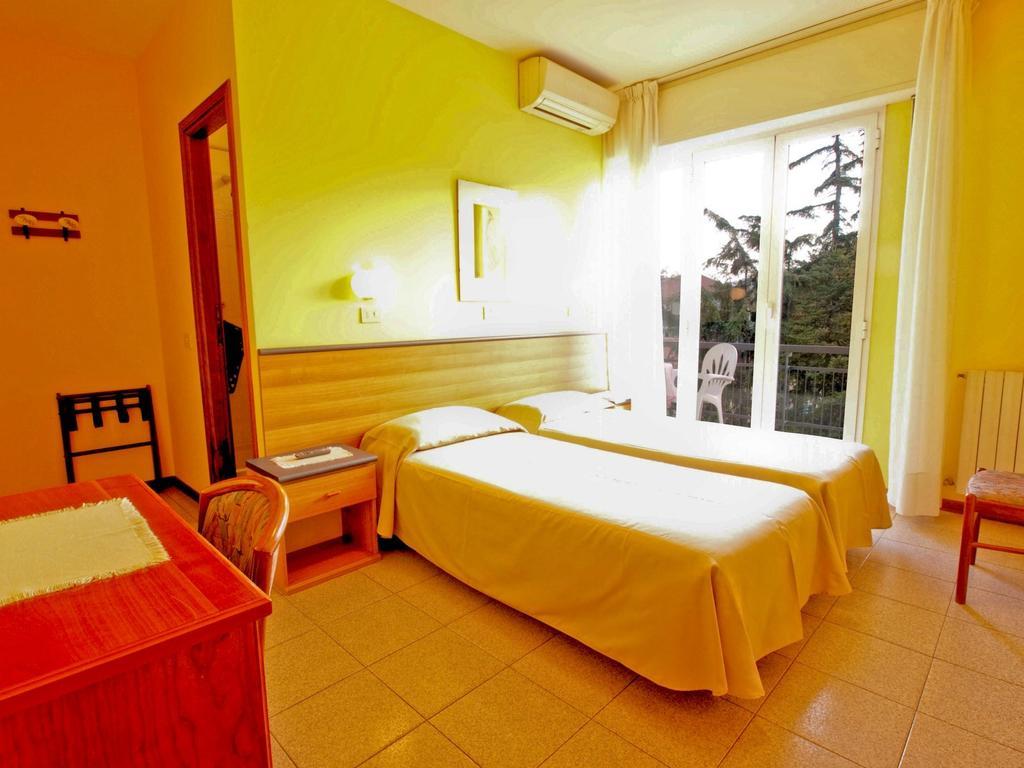 Hotel Capri Диано Марина Екстериор снимка