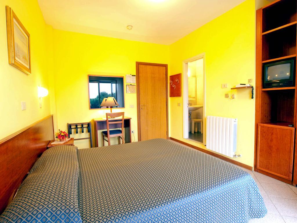 Hotel Capri Диано Марина Стая снимка