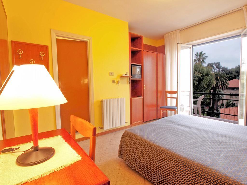 Hotel Capri Диано Марина Стая снимка